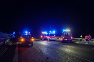 Platzender Pkw-Reifen loest Verkehrsunfall aus - Zwei Schwerverletzte und hoher Sachschaden sind die Folge 